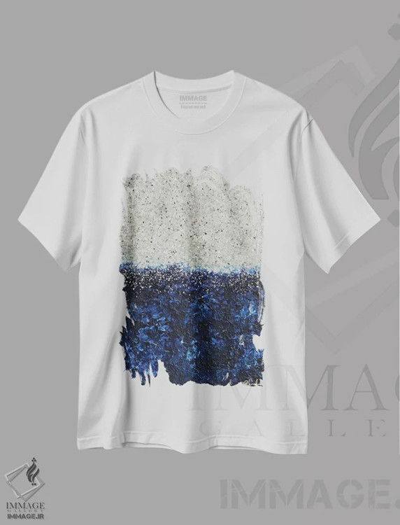 تیشرت سفید طرح دار یاقوت کبود نقره ای اثر نیکی چوهان | immage.ir