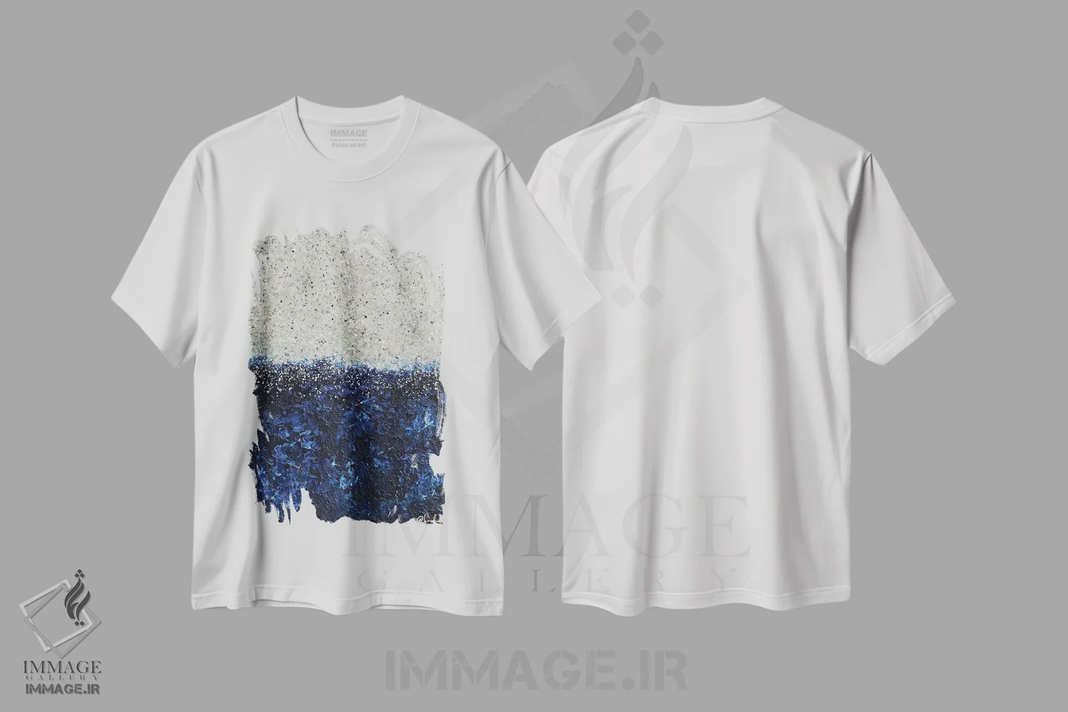 تیشرت سفید طرح دار یاقوت کبود نقره ای اثر نیکی چوهان | immage.ir