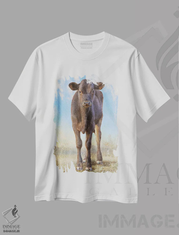 تیشرت سفید طرح دار گوسالهٔ سیاه بامزه، دکور روستایی اثر کریستوفر وست | فروشگاه ایماژ