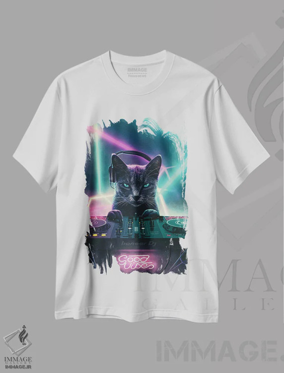 تیشرت سفید طرح دار گربه دی جی، هنر دیجیتال اثر آدام کازینز | immage.ir