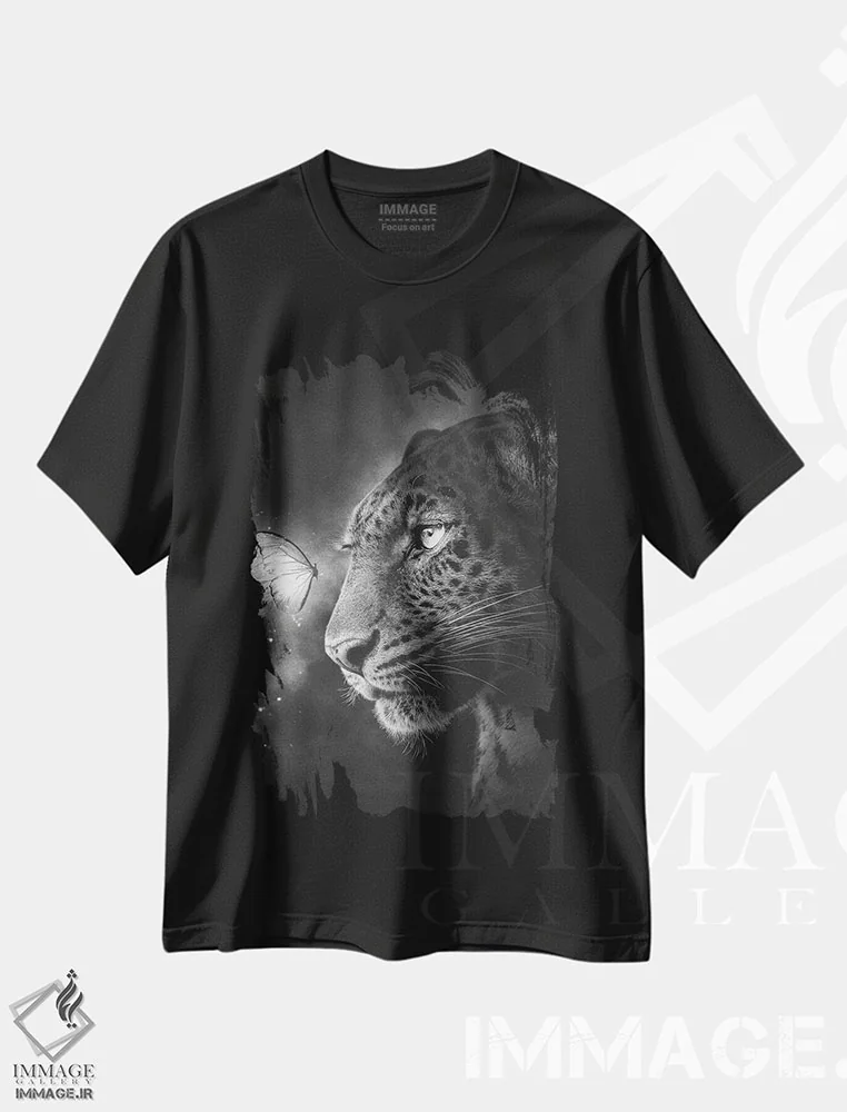 تیشرت مشکی طرح دار پلنگ خالدار و پروانه، هنر دیجیتال سیاه و سفید اثر آدام کازینز | immage.ir