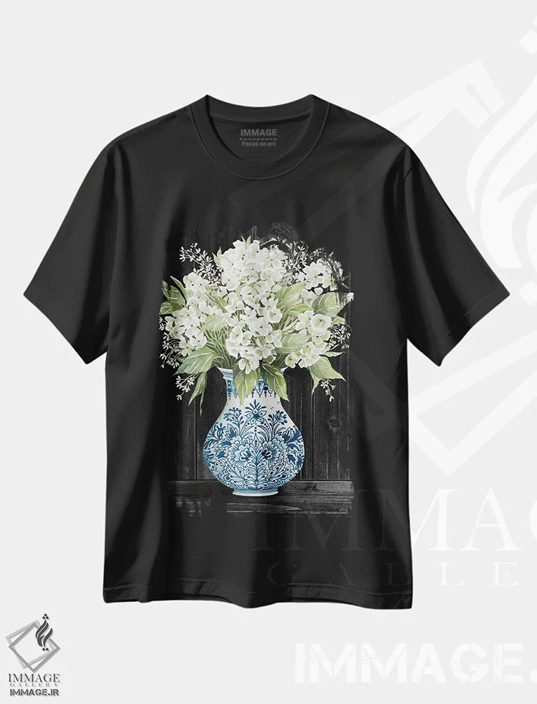 تیشرت مشکی طرح دار ظرافت هورتانسیا، دکور معاصر اثر سیندی جیکوبز | فروشگاه ایماژ