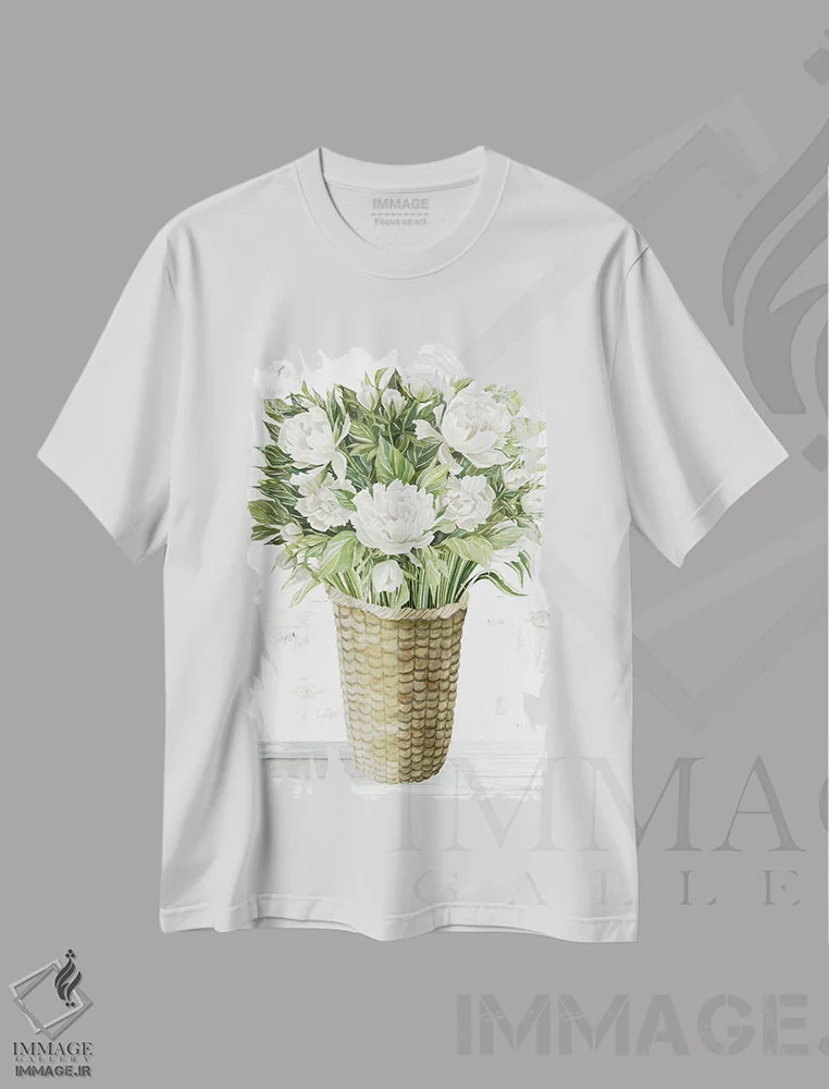 تیشرت سفید طرح دار سبد گل پئونی، دکور روستایی اثر سیندی جیکوبز | immage.ir