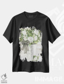 تیشرت مشکی طرح دار گل های پئونی سفید، دکور روستایی اثر سیندی جیکوبز | فروشگاه ایماژ