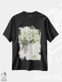 تیشرت مشکی طرح دار هورتانسیاهای سفید، دکور روستایی اثر سیندی جیکوبز | immage.ir