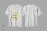 تیشرت سفید طرح دار برگ های طلایی خال دار، دکور کلبه و لژ اثر سیندی جیکوبز | فروشگاه ایماژ