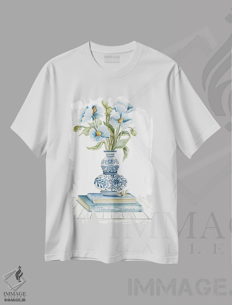 تیشرت سفید طرح دار گل های آبی دلفت شمارهٔ دو، شینوازری اثر سیندی جیکوبز | فروشگاه ایماژ