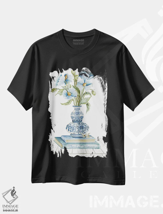 تیشرت مشکی طرح دار گل های آبی دلفت شمارهٔ دو، شینوازری اثر سیندی جیکوبز | immage.ir