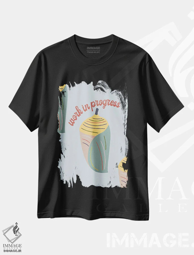 تیشرت مشکی طرح دار کار در حال انجام، تزئینی اثر کارمن جابیر | فروشگاه ایماژ