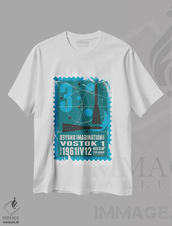 تیشرت سفید طرح دار ناوگان فضایی ۰۳: تمبر وستوک، هنر دیجیتال اثر چانکونگ | فروشگاه ایماژ