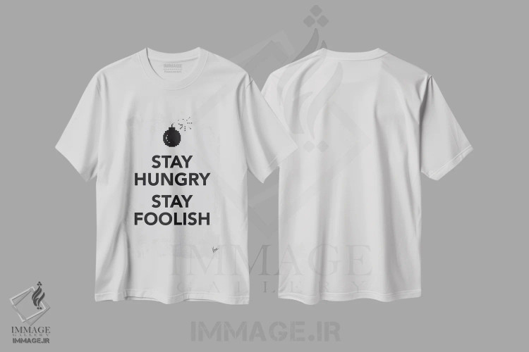 تیشرت سفید طرح دار پوستر بمان گرسنه بمان نادان، هنر دیجیتال اثر چانکونگ | immage.ir
