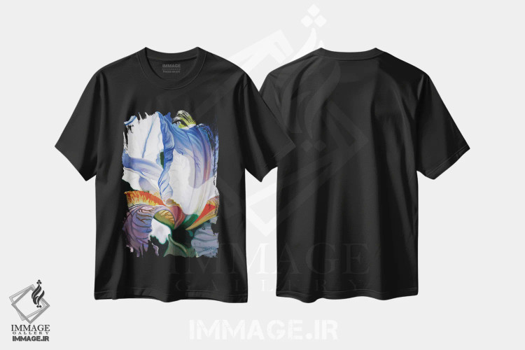 تیشرت مشکی طرح دار زنبق آبی، هنر فاخر معاصر اثر کلویی هدن | immage.ir