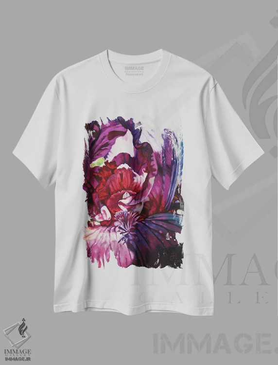 تیشرت سفید طرح دار زنبق بنفش، هنر فاخر معاصر اثر کلویی هدن | immage.ir