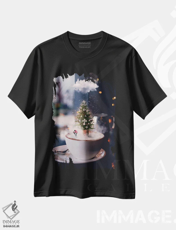 تیشرت مشکی طرح دار کریسمس در یک فنجان، عکاسی ترکیبی اثر کلودیا مک کینی | فروشگاه ایماژ