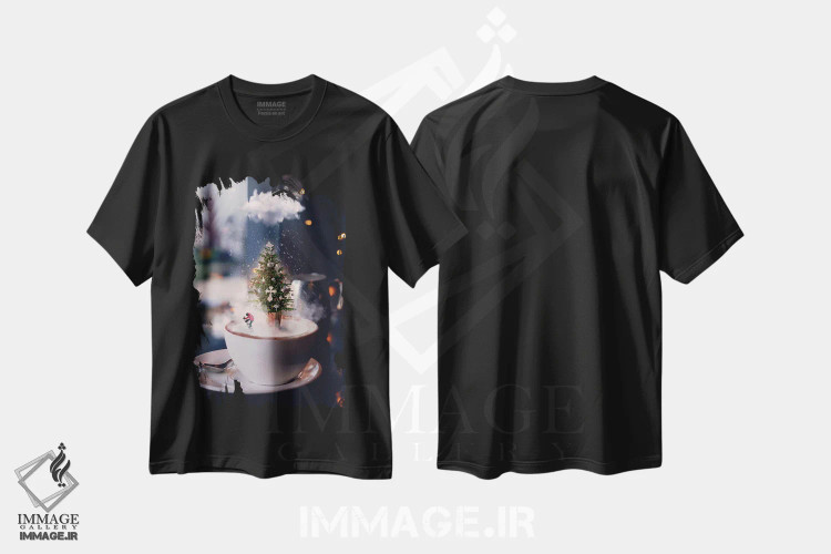 تیشرت مشکی طرح دار کریسمس در یک فنجان، عکاسی ترکیبی اثر کلودیا مک کینی | فروشگاه ایماژ