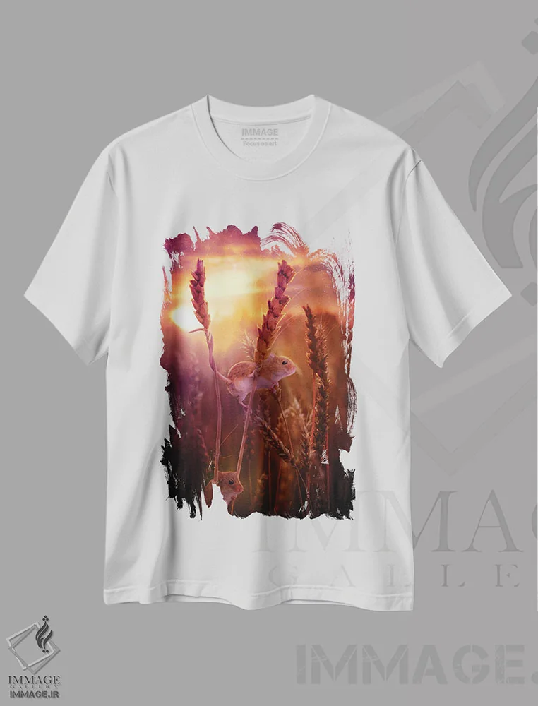 تیشرت سفید طرح دار اینجا و آنجا، هنر دیجیتال اثر کلودیا مک کینی | immage.ir