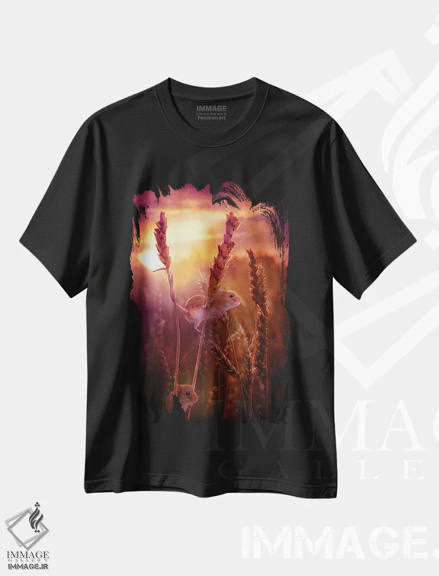 تیشرت مشکی طرح دار اینجا و آنجا، هنر دیجیتال اثر کلودیا مک کینی | فروشگاه ایماژ