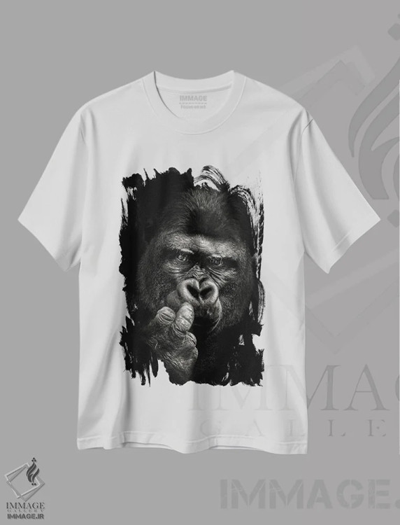 تیشرت سفید طرح دار نگرش، عکاسی سیاه و سفید اثر کریستین مِرمان | immage.ir