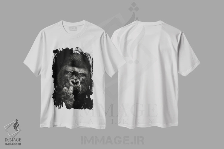 تیشرت سفید طرح دار نگرش، عکاسی سیاه و سفید اثر کریستین مِرمان | immage.ir