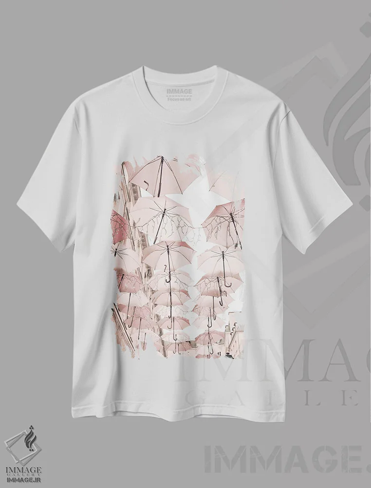 تیشرت سفید طرح دار پاریس در صورتی کمرنگ، چترها، مدیوم اثر کارولین مینت | immage.ir