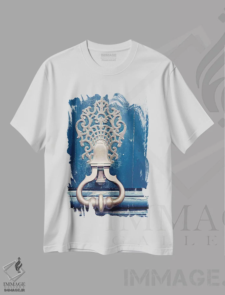 تیشرت سفید طرح دار در زدن، دکوراسیون جایگزین اثر کارولین مینت | immage.ir