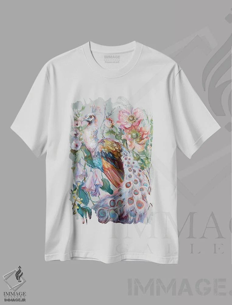 تیشرت سفید طرح دار طاووس گل دار، تزئینی اثر کلارا مک آلیستر | immage.ir