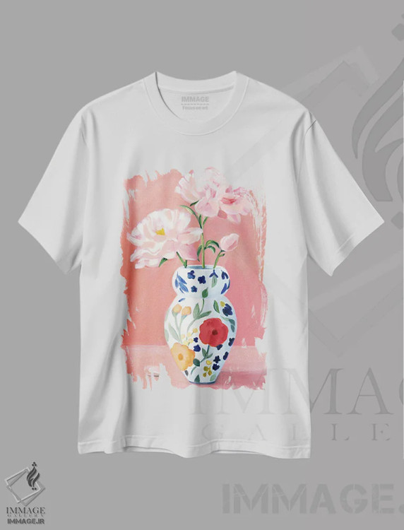 تیشرت سفید طرح دار گلدان با گل های صدتومانی، هنر فاخر معاصر اثر کتی مینگوس | immage.ir