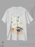 تیشرت سفید طرح دار دختر با کلاه گل دار، هنر فاخر معاصر اثر کتی مینگوس | immage.ir