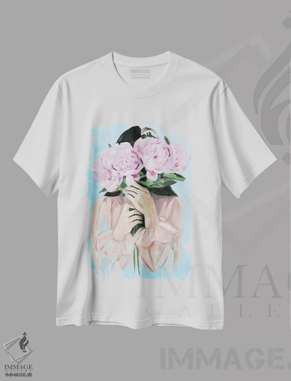تیشرت سفید طرح دار زن با گل های صدتومانی، هنر فاخر معاصر اثر کتی مینگوس | فروشگاه ایماژ