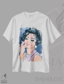 تیشرت سفید طرح دار بازیگر زن ایتالیایی، هنر فاخر معاصر اثر کتی مینگوس | فروشگاه ایماژ