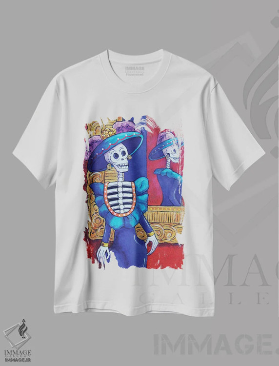 تیشرت سفید طرح دار کاترینا در آینه، تزئینی اثر کندی مایر | immage.ir
