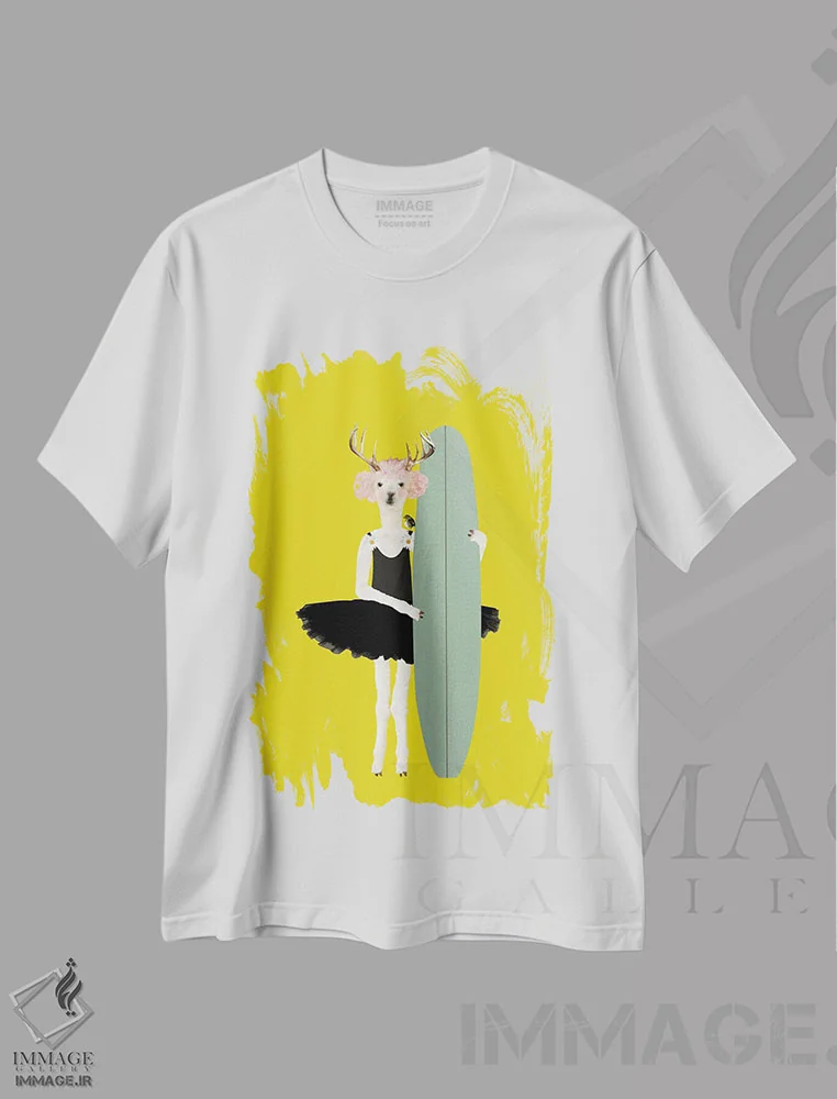 تیشرت سفید طرح دار فرانسین در حال نگه داشتن تخته موج سواری، تزئینی اثر کارولین کسلسی | فروشگاه ایماژ