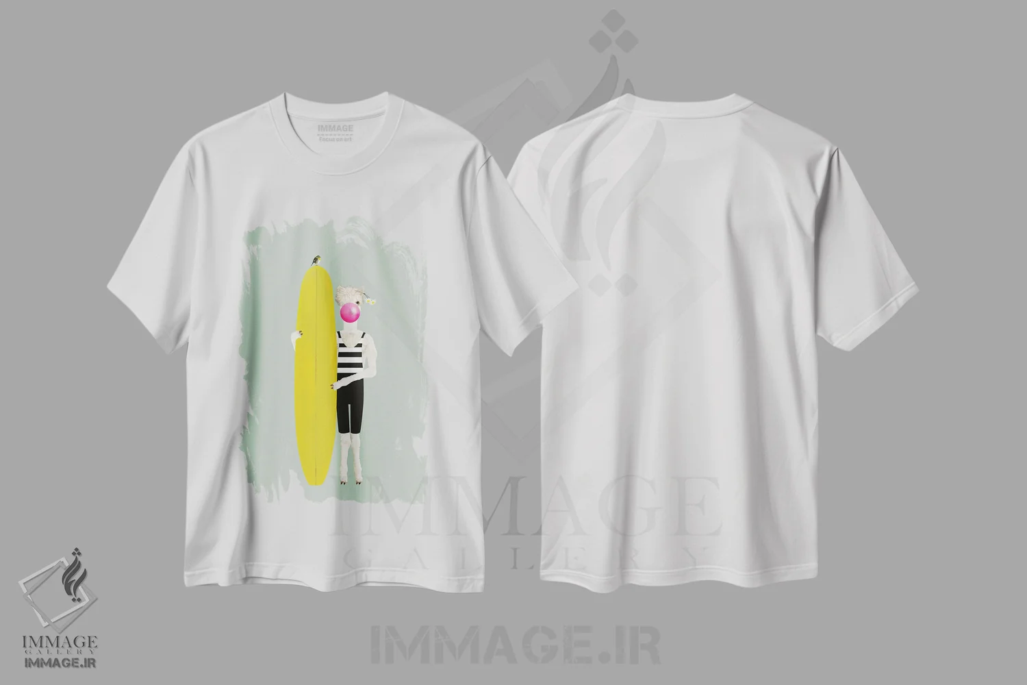 تیشرت سفید طرح دار آلپاکا در حال نگه داشتن تخته موج سواری، تزئینی اثر کارولین کسلسی | فروشگاه ایماژ