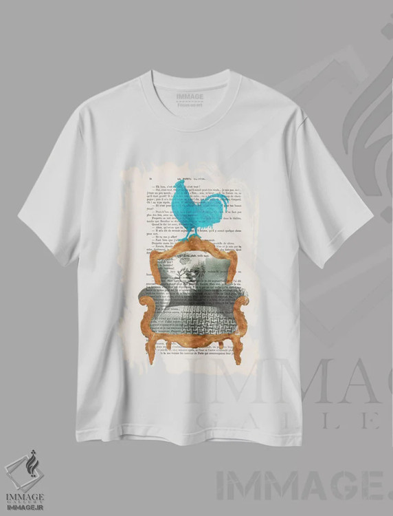 تیشرت سفید طرح دار خروس روی مبل، دکور روستایی اثر کوکو د پاریس | immage.ir