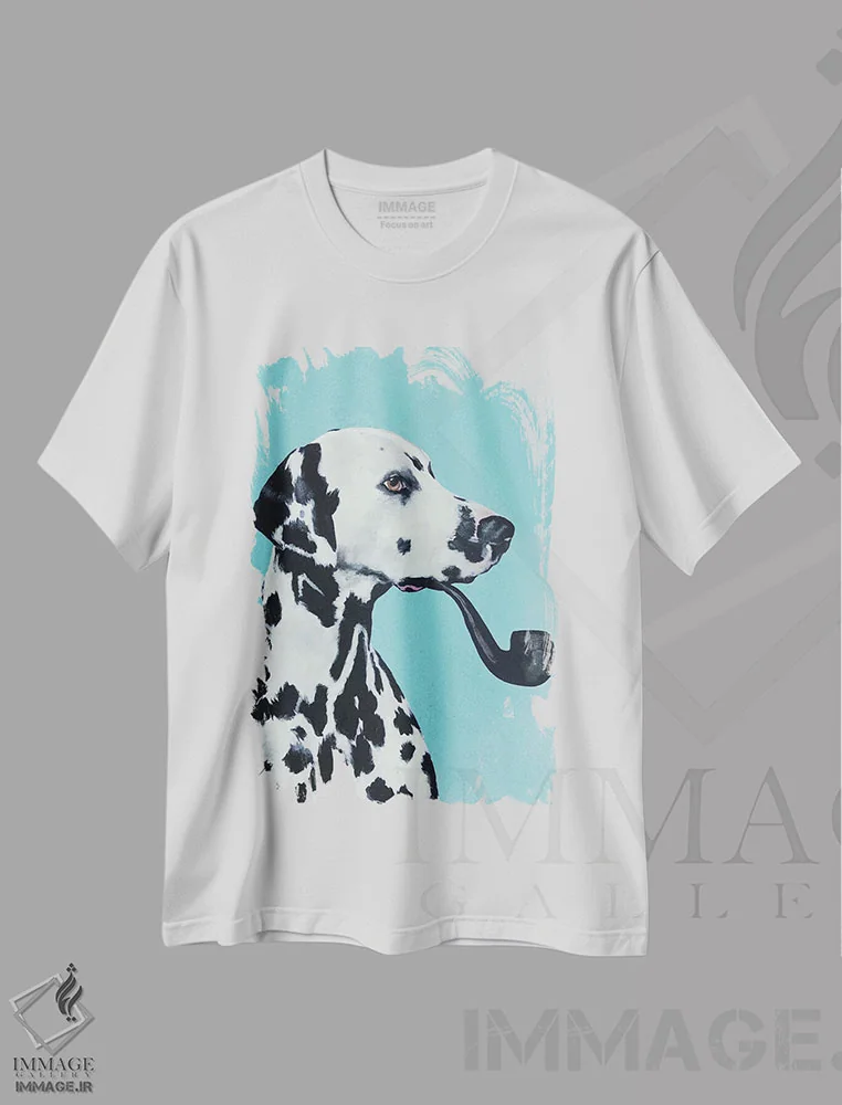 تیشرت سفید طرح دار دالماتین در حال دود کردن پیپ اثر کوکو د پاریس | immage.ir