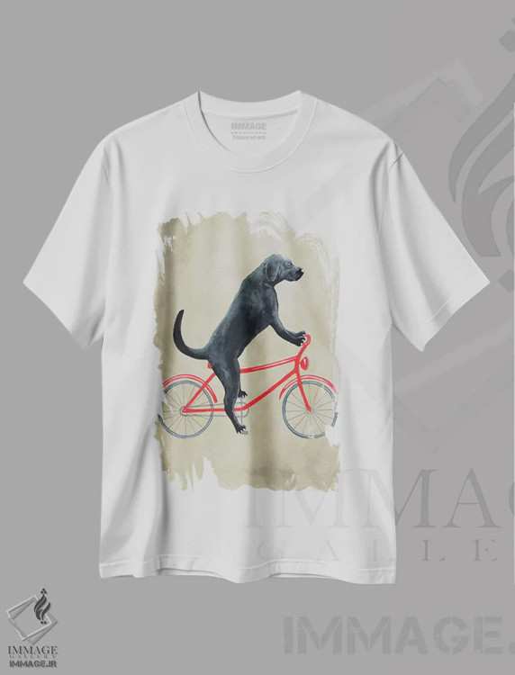 تیشرت سفید طرح دار لابرادور سیاه روی دوچرخه، تزئینی اثر کوکو د پاریس | immage.ir
