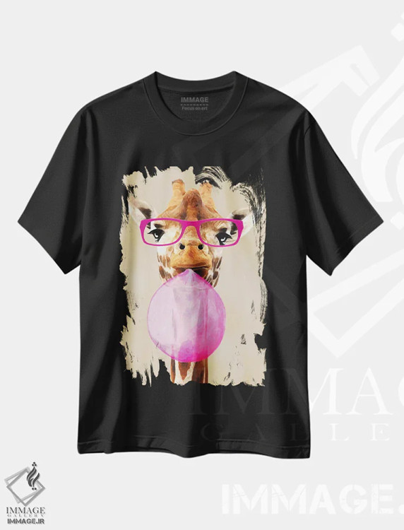 تیشرت مشکی طرح دار زرافهٔ باهوش با آدامس بادکنکی اثر کوکو د پاریس | فروشگاه ایماژ