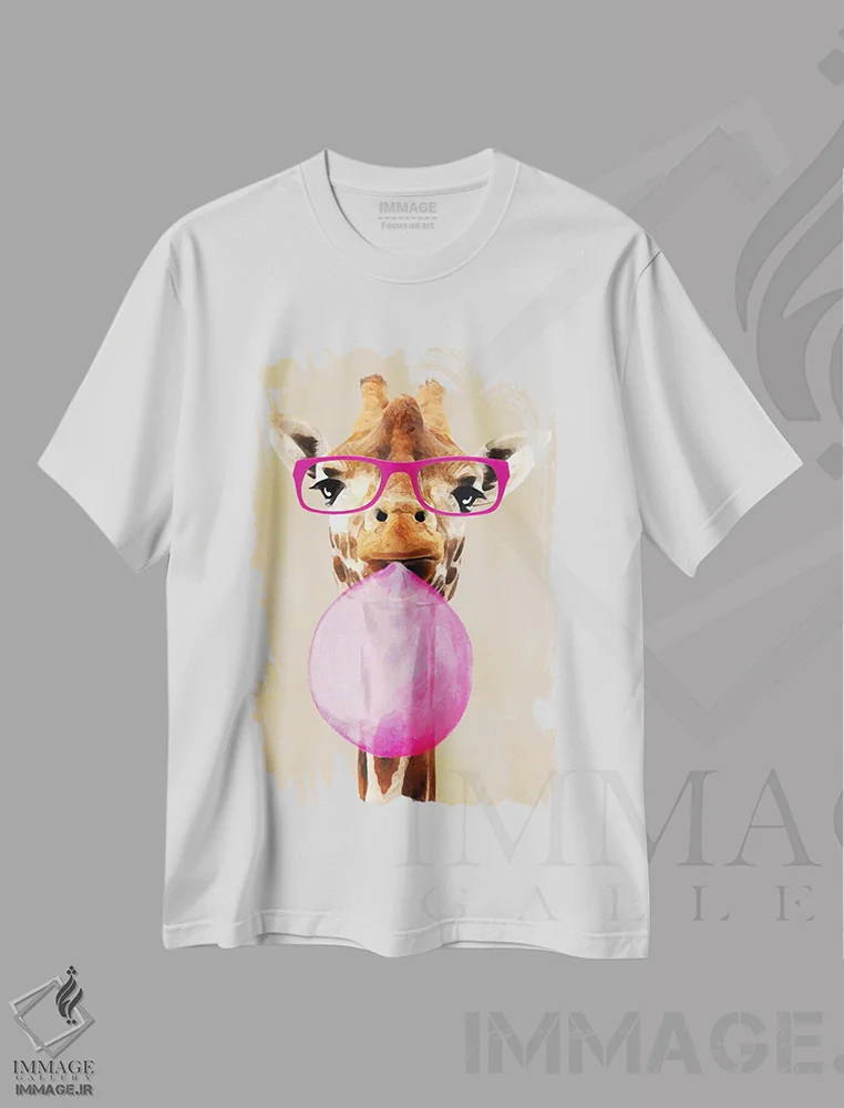 تیشرت سفید طرح دار زرافهٔ باهوش با آدامس بادکنکی اثر کوکو د پاریس | immage.ir