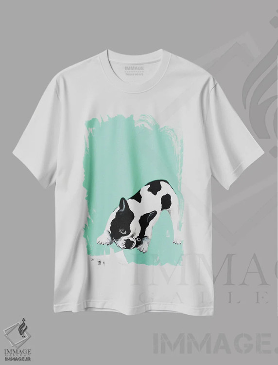 تیشرت سفید طرح دار بولداگ در حال ورق زدن کتاب، مدیوم اثر کوکو د پاریس | immage.ir