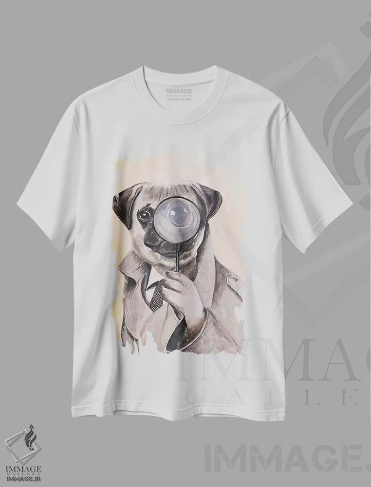 تیشرت سفید طرح دار پاگ با لباس شرلوک هولمز، دکور معاصر اثر کوکو د پاریس | فروشگاه ایماژ