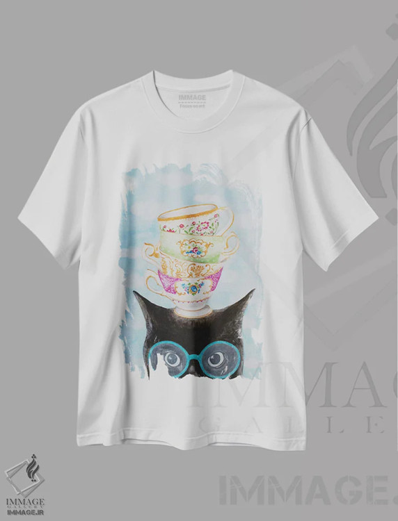تیشرت سفید طرح دار گربه با فنجان های روی هم، تزئینی اثر کوکو د پاریس | فروشگاه ایماژ