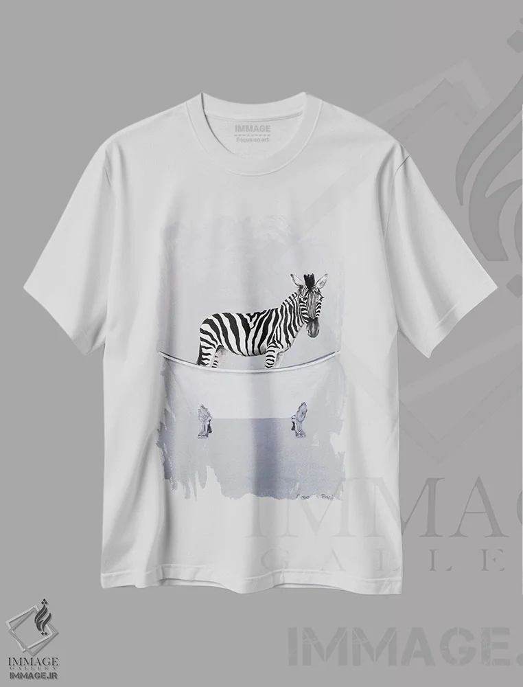 تیشرت سفید طرح دار گورخر در وان حمام، تزئینی اثر کوکو د پاریس | فروشگاه ایماژ