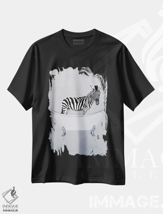 تیشرت مشکی طرح دار گورخر در وان حمام، تزئینی اثر کوکو د پاریس | immage.ir