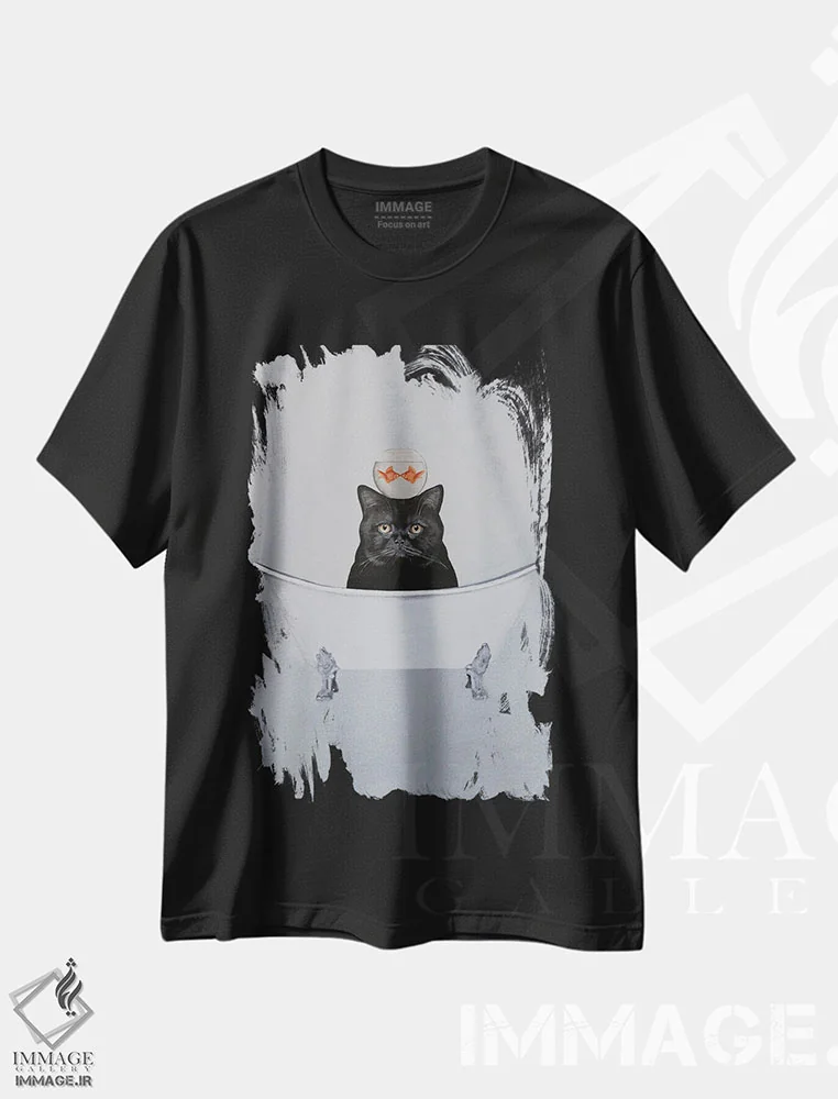 تیشرت مشکی طرح دار گربه سیاه در وان حمام، دکور معاصر اثر کوکو د پاریس | فروشگاه ایماژ