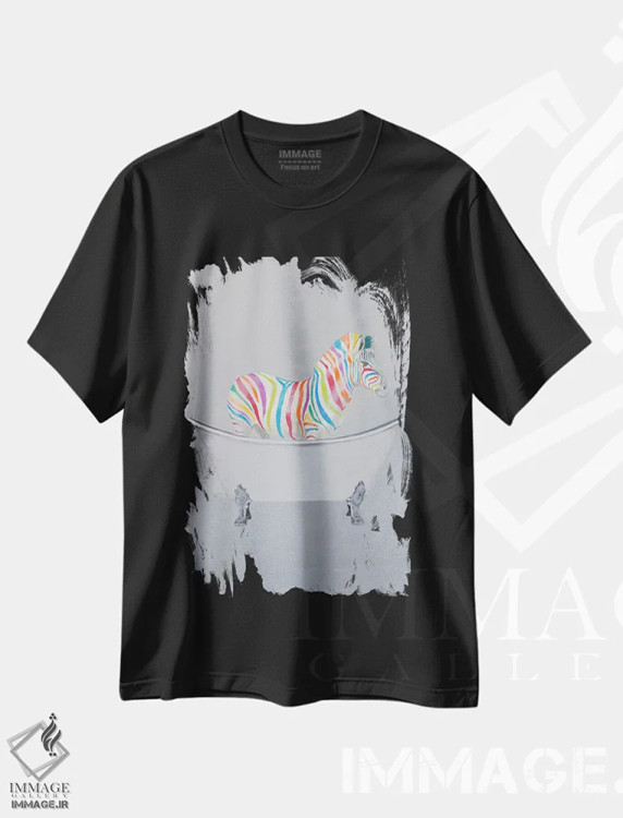 تیشرت مشکی طرح دار گورخر رنگین کمانی در وان حمام، دکور معاصر اثر کوکو د پاریس | فروشگاه ایماژ