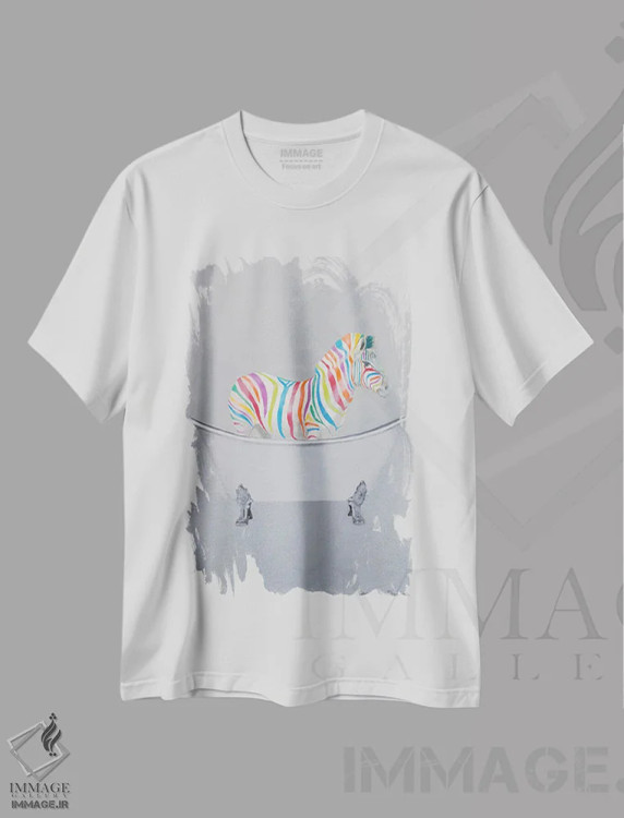 تیشرت سفید طرح دار گورخر رنگین کمانی در وان حمام، دکور معاصر اثر کوکو د پاریس | immage.ir