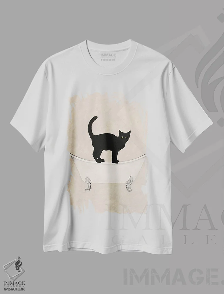 تیشرت سفید طرح دار گربه سیاه روی وان حمام، مدیوم اثر کوکو د پاریس | immage.ir