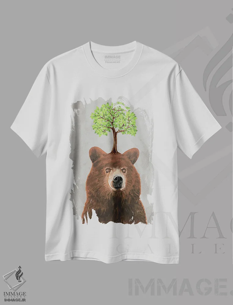 تیشرت سفید طرح دار خرس با یک درخت، دکور کلبه و لژ اثر کوکو د پاریس | immage.ir
