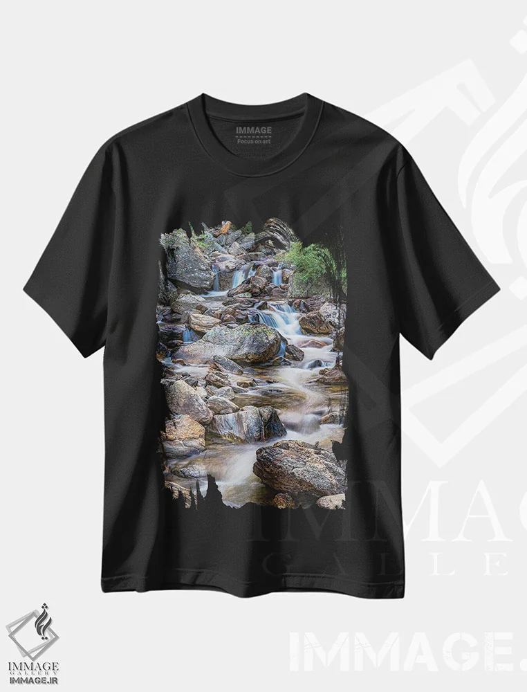 تیشرت مشکی طرح دار جویبار کوهستان راکی، مدیوم اثر کریستوفر توماس | immage.ir
