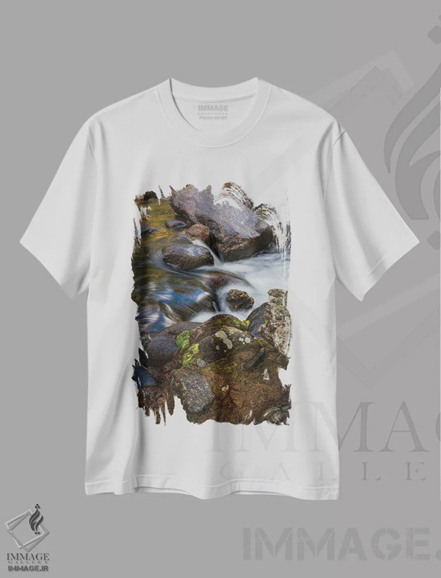 تیشرت سفید طرح دار جریان کوهستانی خزه ای، مدیوم اثر کریستوفر توماس | فروشگاه ایماژ
